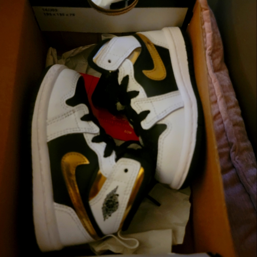 Size  5 Jordan  1 black  gold and white